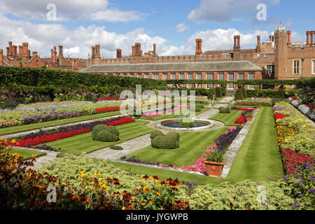 Hampton Court, Surrey, UK. 19 août, 2017. Les jardins de l'étang formelle sont en feu avec la couleur de masse de fleurs en fleurs, sur une belle journée ensoleillée à Hampton Court Palace, East Molesey à Surrey. Credit : Julia Gavin UK/Alamy Live News Banque D'Images