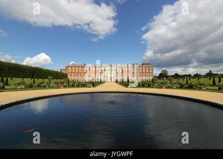 Hampton Court, Surrey, UK. 19 août, 2017. Le jardin privé à la magnifique sur une belle journée ensoleillée à Hampton Court Palace, East Molesey à Surrey. Credit : Julia Gavin UK/Alamy Live News Banque D'Images