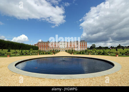 Hampton Court, Surrey, UK. 19 août, 2017. Le jardin privé à la magnifique sur une belle journée ensoleillée à Hampton Court Palace, East Molesey à Surrey. Credit : Julia Gavin UK/Alamy Live News Banque D'Images