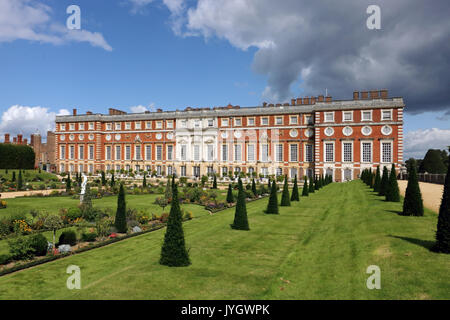 Hampton Court, Surrey, UK. 19 août, 2017. Le jardin privé à la magnifique sur une belle journée ensoleillée à Hampton Court Palace, East Molesey à Surrey. Credit : Julia Gavin UK/Alamy Live News Banque D'Images