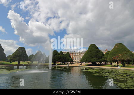 Hampton Court, Surrey, UK. 19 août, 2017. La grande fontaine jardin à la magnifique sur une belle journée ensoleillée à Hampton Court Palace, East Molesey à Surrey. Credit : Julia Gavin UK/Alamy Live News Banque D'Images