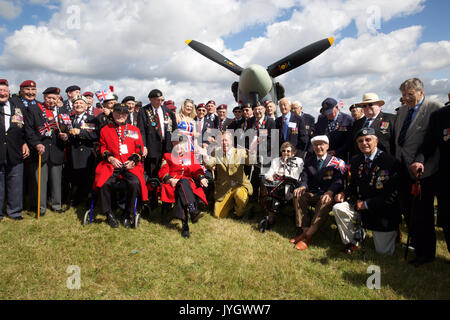 Biggin Hill, Royaume-Uni. Août 19, 2017. Une centaine d'anciens combattants posent avec un Spitfire de l'avant du Festival célèbre 100 ans de vol de l'aéroport de Biggin Hill. Credit : Keith Larby/Alamy Live News Banque D'Images