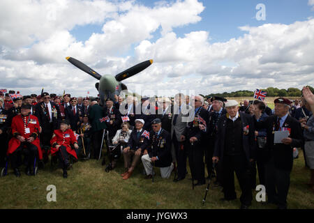 Biggin Hill, Royaume-Uni. Août 19, 2017. Une centaine d'anciens combattants posent avec un Spitfire de l'avant du Festival célèbre 100 ans de vol de l'aéroport de Biggin Hill. Credit : Keith Larby/Alamy Live News Banque D'Images