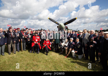 Biggin Hill, Royaume-Uni. Août 19, 2017. Une centaine d'anciens combattants posent avec un Spitfire de l'avant du Festival célèbre 100 ans de vol de l'aéroport de Biggin Hill. Credit : Keith Larby/Alamy Live News Banque D'Images