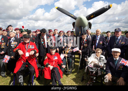 Biggin Hill, Royaume-Uni. Août 19, 2017. Une centaine d'anciens combattants posent avec un Spitfire de l'avant du Festival célèbre 100 ans de vol de l'aéroport de Biggin Hill. Credit : Keith Larby/Alamy Live News Banque D'Images