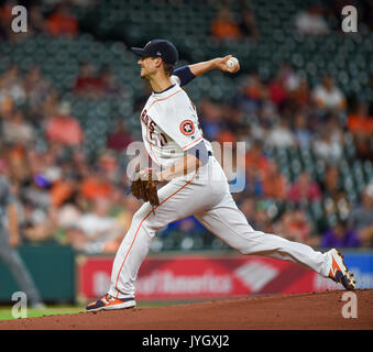 16 août 2017 : le lanceur partant des Houston Astros Charlie Morton (50) pendant un match entre les Astros de Houston et l'Arizona Diamondbacks au Minute Maid Park de Houston, TX. Chris Brown/CSM Banque D'Images