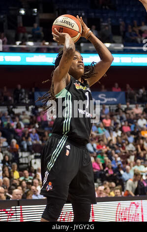 Uncasville, Connecticut, USA. 18 août, 2017. New York Liberty guard Shavonte Zellous (1) pousses durant le match de basket-ball WNBA entre la liberté de New York et le Connecticut Sun au Mohegan Sun Arena. New York a battu Minnesota 82-70. Chris Poss/Alamy Live News Banque D'Images