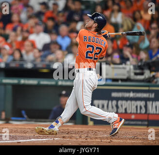18 août 2017 : le voltigeur des Houston Astros Josh Reddick (22) au bâton en Ligue Majeure de Baseball pendant un match entre les Astros de Houston et les Athletics d'Oakland au Minute Maid Park de Houston, TX. Chris Brown/CSM Banque D'Images