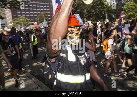 Boston, Mssachusetts, USA. Août 19, 2017. Des milliers de contre-manifestants se sont réunis autour de Reggie Lewis Center pour se préparer à la manifestation antifasciste de mars à Boston Boston Common, Mssachusetts. Credit : Allez Nakamura/ZUMA/Alamy Fil Live News Banque D'Images