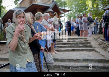 Grabarka, Pologne. Août 19, 2017. Quelque 15 000 pèlerins chrétiens orthodoxes a effectué des croix, bu de l'eau bénite et prié sur le mont Grabarka en Pologne orientale qu'ils croient être sacré dans un de leur foi et de l'identité dans les pays Catholiques. La Sainte colline de Grabarka, soupçonnés d'avoir sauvé des gens d'une épidémie de choléra au 18e siècle, est le plus sacré site orthodoxe en Pologne chaque année et attire des foules de la Transfiguration du Christ festival le 18 et 19 août. Credit : Subvention Vélaires/ZUMA/Alamy Fil Live News Banque D'Images