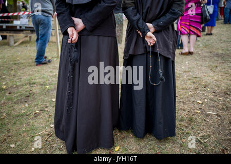 Grabarka, Pologne. Août 19, 2017. Quelque 15 000 pèlerins chrétiens orthodoxes a effectué des croix, bu de l'eau bénite et prié sur le mont Grabarka en Pologne orientale qu'ils croient être sacré dans un de leur foi et de l'identité dans les pays Catholiques. La Sainte colline de Grabarka, soupçonnés d'avoir sauvé des gens d'une épidémie de choléra au 18e siècle, est le plus sacré site orthodoxe en Pologne chaque année et attire des foules de la Transfiguration du Christ festival le 18 et 19 août. Credit : Subvention Vélaires/ZUMA/Alamy Fil Live News Banque D'Images