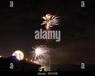 Sheerness, Kent. 19 août, 2017. Sheerness et équitable d'été annuel d'artifice. Credit : James Bell/Alamy Live News Banque D'Images