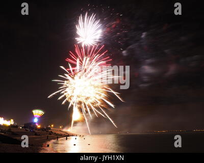 Sheerness, Kent. 19 août, 2017. Sheerness et équitable d'été annuel d'artifice. Credit : James Bell/Alamy Live News Banque D'Images