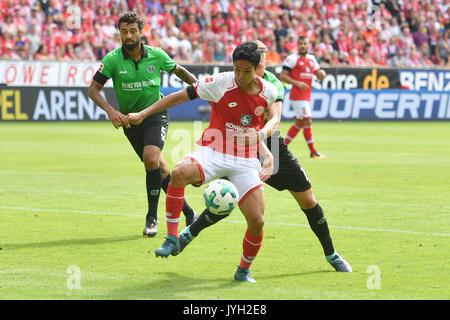 Mainz, Allemagne. Août 19, 2017. Yoshinori MUTO (1.FSV FSV Mainz 05), l'Aktion gegen Zweikampf, Florian HUEBNER (Hanovre), Strafraumszene96. Fussball 1. Bundesliga, 1. Spieltag, Spieltag01, 1.FSV FSV Mainz 05 (MZ) -Hanovre 96 (H) 0-1, am 19.08.2017 in Mainz/Deutschland, O P E L A R E N A. | Verwendung weltweit Credit : dpa/Alamy Live News Banque D'Images