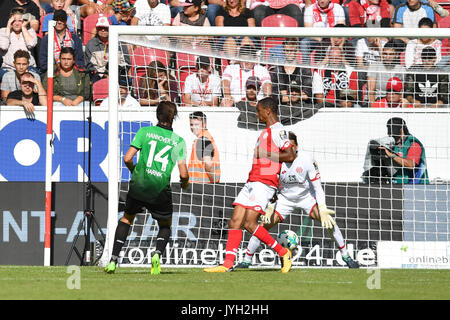 Tor zum 0-1 von Martin HARNIK (Hanovre 96, li, Aktion gegen Torwart Torschuss, René ADLER (FSV Mainz) und Abdou DIALLO (1.FSV FSV Mainz 05). Fussball 1. Bundesliga, 1. Spieltag, Spieltag01, 1.FSV FSV Mainz 05 (MZ) -Hanovre 96 (H) 0-1, am 19.08.2017 in Mainz/Deutschland, O P E L A R E N A. | Verwendung weltweit Banque D'Images