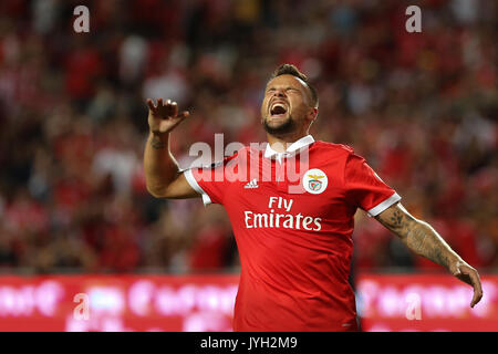 Lisbonne, Portugal. Août 19, 2017. L'avant du Benfica Haris Seferovic à partir de la Suisse au cours de la Premier League 2017/18 correspondance entre SL Benfica v CF Belenenses, au stade de la Luz à Lisbonne le 19 août 2017. Crédit : Bruno Barros/Alamy Live News Banque D'Images