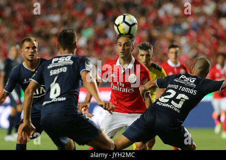 Lisbonne, Portugal. Août 19, 2017. L'avant du Benfica Jonas de Brésil (C) au cours de la Premier League 2017/18 correspondance entre SL Benfica v CF Belenenses, au stade de la Luz à Lisbonne le 19 août 2017. Crédit : Bruno Barros/Alamy Live News Banque D'Images