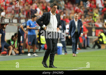 Lisbonne, Portugal. Août 19, 2017. L'entraîneur-chef du Benfica Rui Vitoria du Portugal au cours de la Premier League 2017/18 correspondance entre SL Benfica v CF Belenenses, au stade de la Luz à Lisbonne le 19 août 2017. Crédit : Bruno Barros/Alamy Live News Banque D'Images