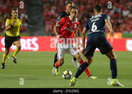 Lisbonne, Portugal. Août 19, 2017. L'avant du Benfica Jonas de Brésil (C) au cours de la Premier League 2017/18 correspondance entre SL Benfica v CF Belenenses, au stade de la Luz à Lisbonne le 19 août 2017. Crédit : Bruno Barros/Alamy Live News Banque D'Images