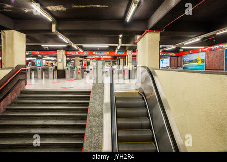 Milan, Italie. Août 19, 2017. Gare Cadorna Metropolitan à Milan, Italie. La ville est presque vide, en août, de nombreuses collectivités locales Milanese partir en vacances à l'extérieur de la ville Crédit : Alexandre Rotenberg/Alamy Live News Banque D'Images