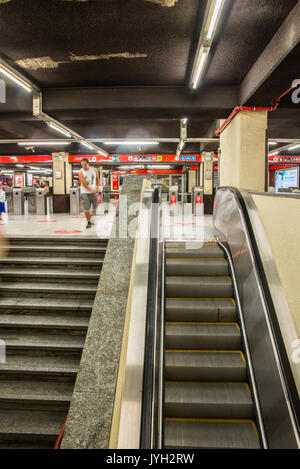 Milan, Italie. Août 19, 2017. Gare Cadorna Metropolitan à Milan, Italie. La ville est presque vide, en août, de nombreuses collectivités locales Milanese partir en vacances à l'extérieur de la ville Crédit : Alexandre Rotenberg/Alamy Live News Banque D'Images