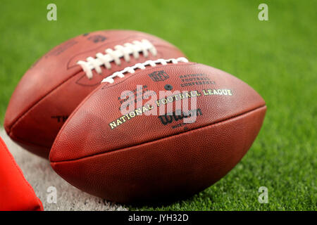 Houston, Texas, USA. Août 19, 2017. Une paire de balles de jeu reste sur le gazon avant un match pré-saison de la NFL entre les Houston Texans et les New England Patriots à NRG Stadium à Houston, TX, le 19 août 2017. Crédit : Erik Williams/ZUMA/Alamy Fil Live News Banque D'Images