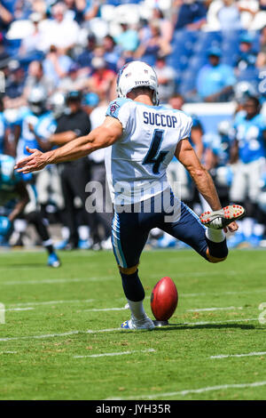 19 août 2017 : Tennessee Titans kicker Ryan Succop (4) coups de la balle lors d'un match pré-saison de la NFL entre les Panthers et les Tennessee Titans chez Nissan Stadium à Nashville, TN. Thomas McEwen/CSM Banque D'Images