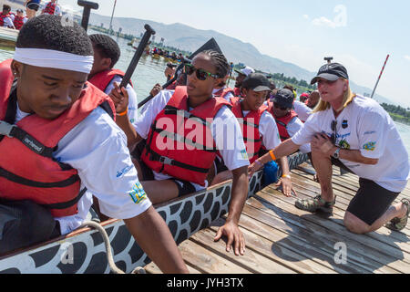 Sparks, Nevada, USA. Août 19, 2017. ANDREA ELISCU est titulaire d'un bateau avant son équipe, le Dueling Dragons, quitte le dock pendant la séance inaugurale le nord du Nevada International Dragon Boat Festival à Sparks Marina Park de Sparks, Nevada, le Samedi, Août 19, 2017. ELISCU, d'Orlando, en Floride, a commencé une équipe de bateau dragon il y a 7 ans composé d'agents de police et les adolescents du centre-ville. Les membres de l'équipe de paddle-toutes les deux semaines pendant 10 mois de l'année. Si les élèves s'absentent plus de trois pratiques, ils peuvent rester sur l'équipe, mais ils ne sont pas autorisés à se rendre à des compétitions. Quand l'adolescent Banque D'Images