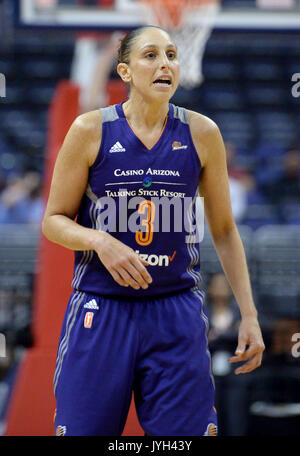 Washington, DC, USA. 18 août, 2017. 20170818 - Phoenix Mercury guard DIANA TAURASI (3) parle à ses coéquipiers au cours de la seconde moitié contre les Washington Mystics à Capital One Arena à Washington. Credit : Chuck Myers/ZUMA/Alamy Fil Live News Banque D'Images