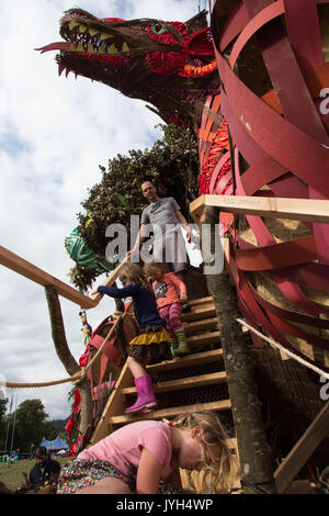 Glanusk Park, Brecon, pays de Galles, 19 août 2017. Deuxième jour du festival de musique Green Man dans les montagnes Brecon Beacons au pays de Galles. L'homme en osier géant de cette année est en partie un dragon que les familles peuvent explorer. Crédit : Rob Watkins/Alamy Live News Banque D'Images