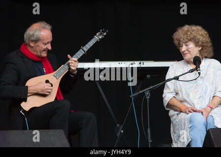 SHIRLEY COLLINS, CONCERT, 2017 : la légende folklorique SHIRLEY COLLINS avec le multi-instrumentiste Ian Kearey sur la scène de montagne à Glanusk Park, Brecon, pays de Galles, le 19 août 2017. Deuxième jour du festival de musique Green Man dans les montagnes Brecon Beacons au pays de Galles. Crédit : Rob Watkins. INFO : Shirley Collins, née le 5 juillet 1935 à Hastings, Angleterre, est une célèbre chanteuse folk britannique. Connue pour sa voix évocatrice et son dévouement à la préservation de la musique folklorique anglaise traditionnelle, son travail a profondément influencé le mouvement de renaissance populaire et continue d'inspirer. Banque D'Images