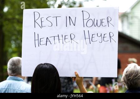 Kingston, Ontario, Canada. Août 19, 2017. Une femme est titulaire d'un signe pour Heather Heyer lors d'une manifestation anti-racisme à Kingston (Ont.), le 19 août 2017. Credit : Lars Hagberg/ZUMA/Alamy Fil Live News Banque D'Images