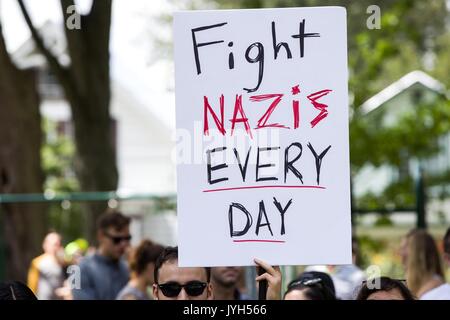 Kingston, Ontario, Canada. Août 19, 2017. Les gens ont des signes lors d'une manifestation anti-racisme à Kingston (Ont.), le 19 août 2017. Credit : Lars Hagberg/ZUMA/Alamy Fil Live News Banque D'Images