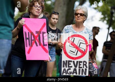 Kingston, Ontario, Canada. Août 19, 2017. Deux femmes occupent des signes lors d'une manifestation anti-racisme à Kingston (Ont.), le 19 août 2017. Credit : Lars Hagberg/ZUMA/Alamy Fil Live News Banque D'Images