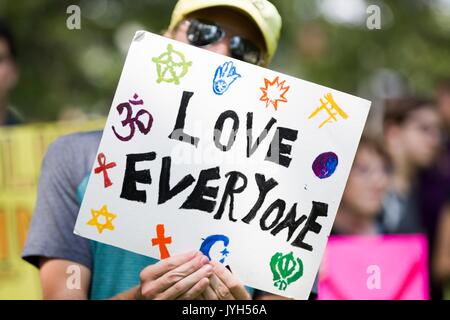 Kingston, Ontario, Canada. Août 19, 2017. Les gens détiennent un signe lors d'une manifestation anti-racisme à Kingston (Ont.), le 19 août 2017. Credit : Lars Hagberg/ZUMA/Alamy Fil Live News Banque D'Images