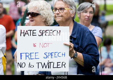 Kingston, Ontario, Canada. Août 19, 2017. Une femme tenir signer lors d'une manifestation anti-racisme à Kingston (Ont.), le 19 août 2017. Credit : Lars Hagberg/ZUMA/Alamy Fil Live News Banque D'Images