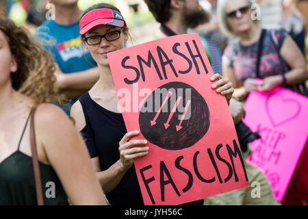 Kingston, Ontario, Canada. Août 19, 2017. Une femme tenir un signe lors d'une manifestation anti-racisme à Kingston (Ont.), le 19 août 2017. Credit : Lars Hagberg/ZUMA/Alamy Fil Live News Banque D'Images