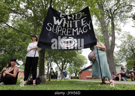 Kingston, Ontario, Canada. Août 19, 2017. Les gens ont des signes lors d'une manifestation anti-racisme à Kingston (Ont.), le 19 août 2017. Credit : Lars Hagberg/ZUMA/Alamy Fil Live News Banque D'Images