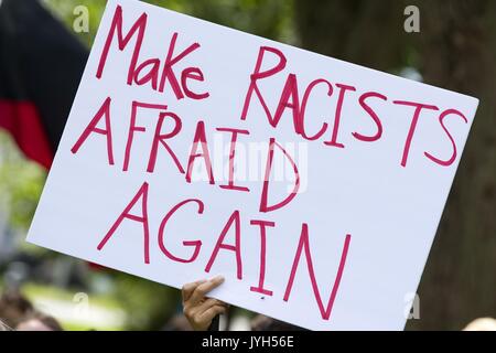 Kingston, Ontario, Canada. Août 19, 2017. Les gens ont des signes lors d'une manifestation anti-racisme à Kingston (Ont.), le 19 août 2017. Credit : Lars Hagberg/ZUMA/Alamy Fil Live News Banque D'Images