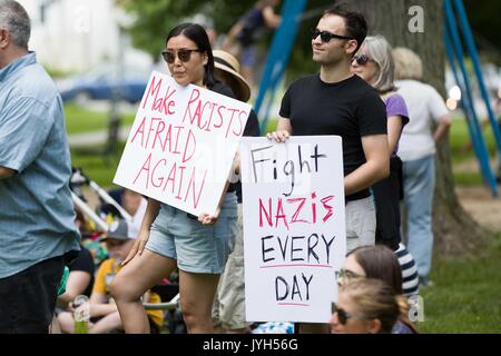 Kingston, Ontario, Canada. Août 19, 2017. Les gens ont des signes lors d'une manifestation anti-racisme à Kingston (Ont.), le 19 août 2017. Credit : Lars Hagberg/ZUMA/Alamy Fil Live News Banque D'Images