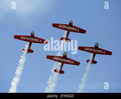 Chicago, USA. Août 19, 2017. Avions de voltige de l'AEROSHELL Aerobatic Team effectuer au cours de la 59e assemblée annuelle de l'air et l'eau de Chicago Show sur North Avenue Beach à Chicago, aux États-Unis, le 19 août 2017. Les deux jours d'air et d'eau de Chicago Show a commencé samedi. Credit : Wang Ping/Xinhua/Alamy Live News Banque D'Images