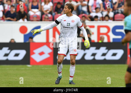 Torwart René ADLER (FSV Mainz), Einzelaktion Einzelbild,Aktion,, Ganzkoerperaufnahme,Freisteller, ganze figure. Fussball 1. Bundesliga, 1. Spieltag,Spieltag01, 1.FSV FSV Mainz 05 (MZ) -Hanovre 96 (H) 0-1, am 19.08.2017 in Mainz/Deutschland, O P E L A R E N A. | Verwendung weltweit Banque D'Images