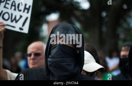 Boston, USA. Août 19, 2017. On estime que la police de Boston jusqu'à 40 000 manifestants se sont rassemblés au centre de la ville au Boston Common, le plus ancien parc public des États-Unis, comme une protestation à l'encontre d'une liberté d'expression "rallye" qui a été répandu pour être assisté par la suprématie blanche des groupes et individus impliqués dans le Charlottesville, VA., la démonstration qui a coûté la vie de 32 ans, Heather Heyer en août 2017. Le "free speech" rally a été suivi par moins de 100 de la droite pour la plupart des partisans du Président Donald Trump. Credit : Chuck Nacke/Alamy Live News Banque D'Images