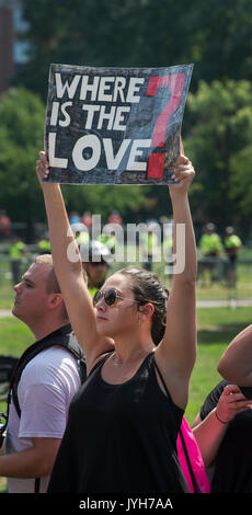 Boston, USA. Août 19, 2017. On estime que la police de Boston jusqu'à 40 000 manifestants se sont rassemblés au centre de la ville au Boston Common, le plus ancien parc public des États-Unis, comme une protestation à l'encontre d'une liberté d'expression "rallye" qui a été répandu pour être assisté par la suprématie blanche des groupes et individus impliqués dans le Charlottesville, VA., la démonstration qui a coûté la vie de 32 ans, Heather Heyer en août 2017. Le "free speech rassemblement a réuni moins de 100 de la droite pour la plupart des partisans du Président Donald Trump. Credit : Chuck Nacke/Alamy Live News Banque D'Images