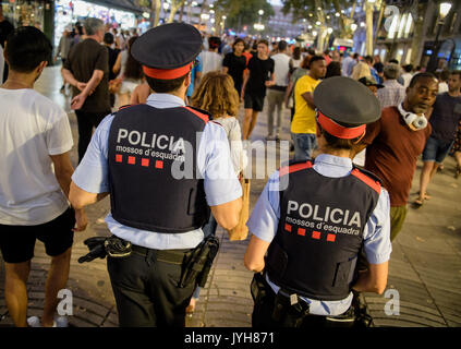 Barcelone, Espagne. Août 19, 2017. La patrouille de police Las Ramblas à Barcelone, Espagne, le 19 août 2017. Plusieurs personnes ont été tuées et d'autres blessés dans un attentat sur la célèbre rue Las Ramblas à Barcelone le 17 août 2017. Photo : Matthias Balk/dpa/Alamy Live News Banque D'Images