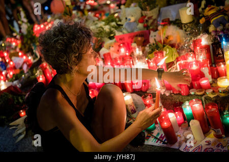 Barcelone, Espagne. Août 19, 2017. Fleurs dans le Las Ramblas à Barcelone, Espagne, le 19 août 2017. Plusieurs personnes ont été tuées et d'autres blessés dans un attentat sur la célèbre rue Las Ramblas à Barcelone le 17 août 2017. Photo : Matthias Balk/dpa/Alamy Live News Banque D'Images