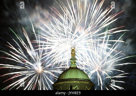 Potsdam, Allemagne. Août 19, 2017. Plus d'artifice exploser le Nouveau Palais dans le parc de Sanssouci à Potsdam, Allemagne, 19 août 2017. Autour de 25 000 visiteurs ont assisté à l'attraction. Photo : Ralf Hirschberger/dpa-Zentralbild/dpa/Alamy Live News Banque D'Images