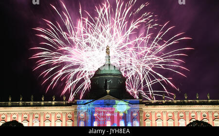 Potsdam, Allemagne. Août 19, 2017. Plus d'artifice exploser le Nouveau Palais dans le parc de Sanssouci à Potsdam, Allemagne, 19 août 2017. Autour de 25 000 visiteurs ont assisté à l'attraction. Photo : Ralf Hirschberger/dpa-Zentralbild/dpa/Alamy Live News Banque D'Images