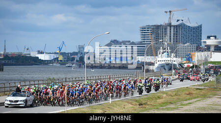 Hambourg, Allemagne. 20e Août, 2017. Les participants à l'UCI WorldTour Cyclassics cycle course après le bâtiment Elbphilharmonie à Hambourg, Allemagne, 20 août 2017. Photo : Axel Heimken/dpa/Alamy Live News Banque D'Images