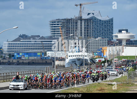 Hambourg, Allemagne. 20e Août, 2017. Les participants à l'UCI WorldTour Cyclassics cycle course après le bâtiment Elbphilharmonie à Hambourg, Allemagne, 20 août 2017. Photo : Axel Heimken/dpa/Alamy Live News Banque D'Images